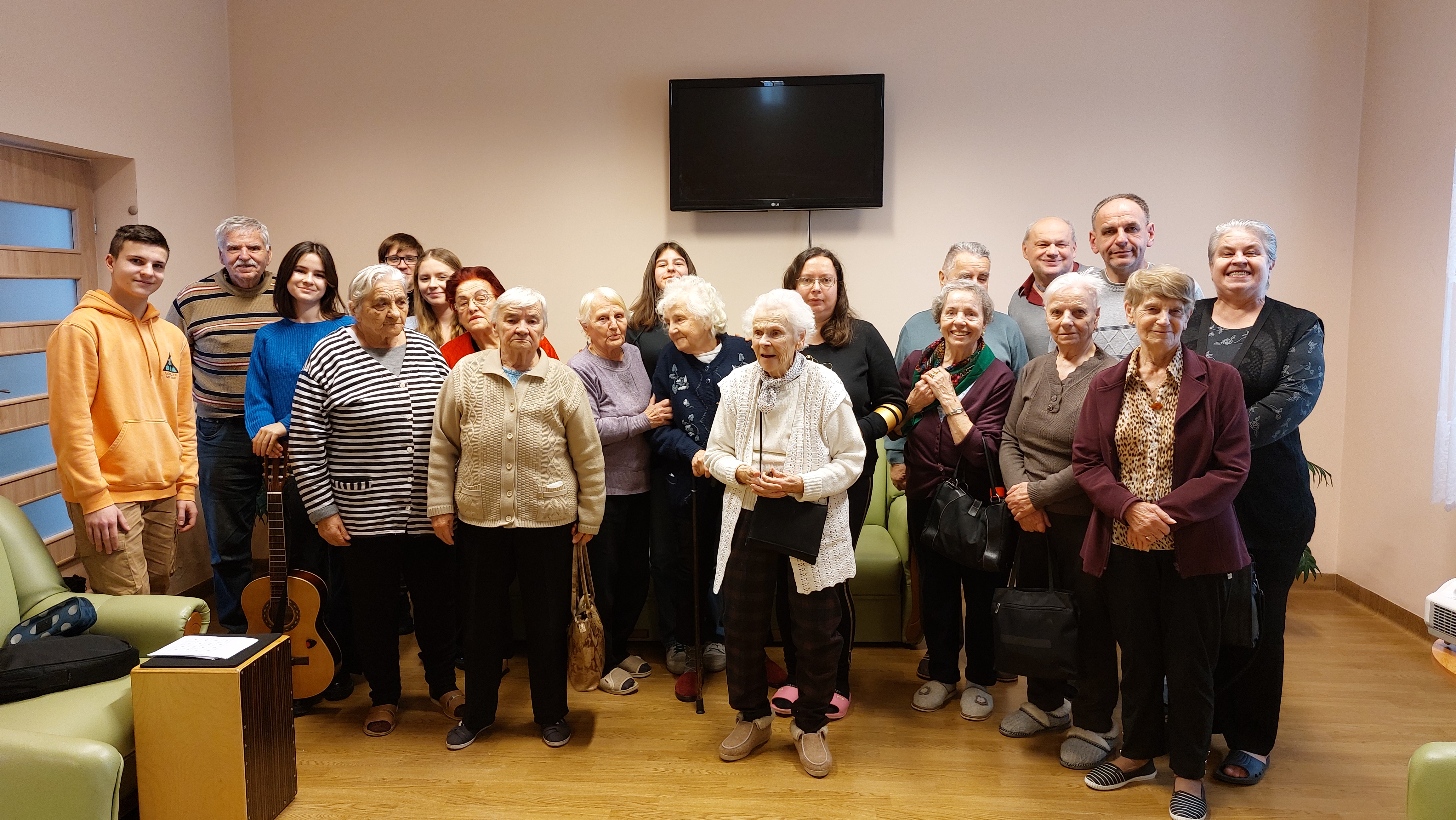 Grupowe zdjęcie Seniorów oraz młodzieży