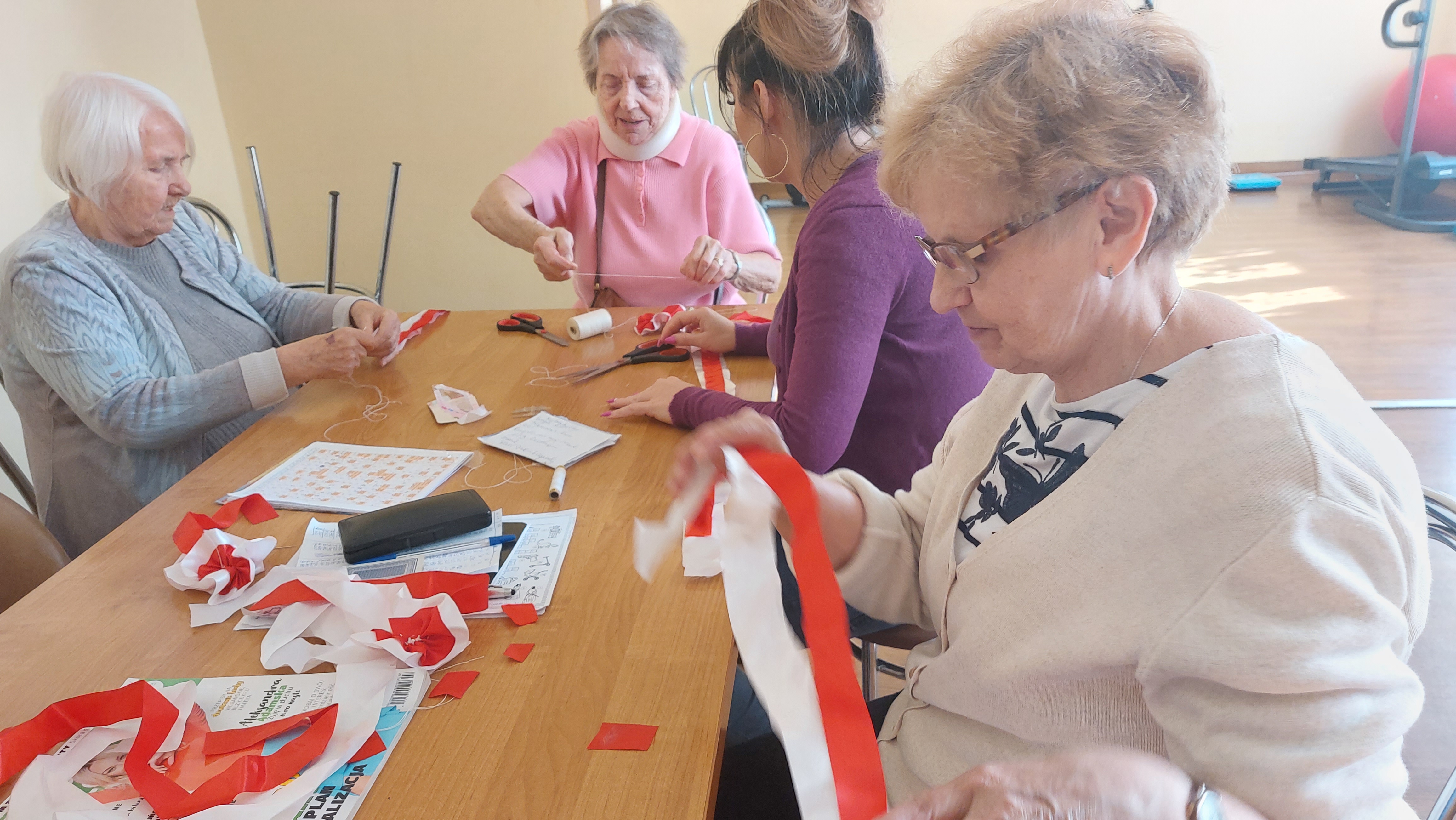 Grupa seniorów wykonuje kotyliony