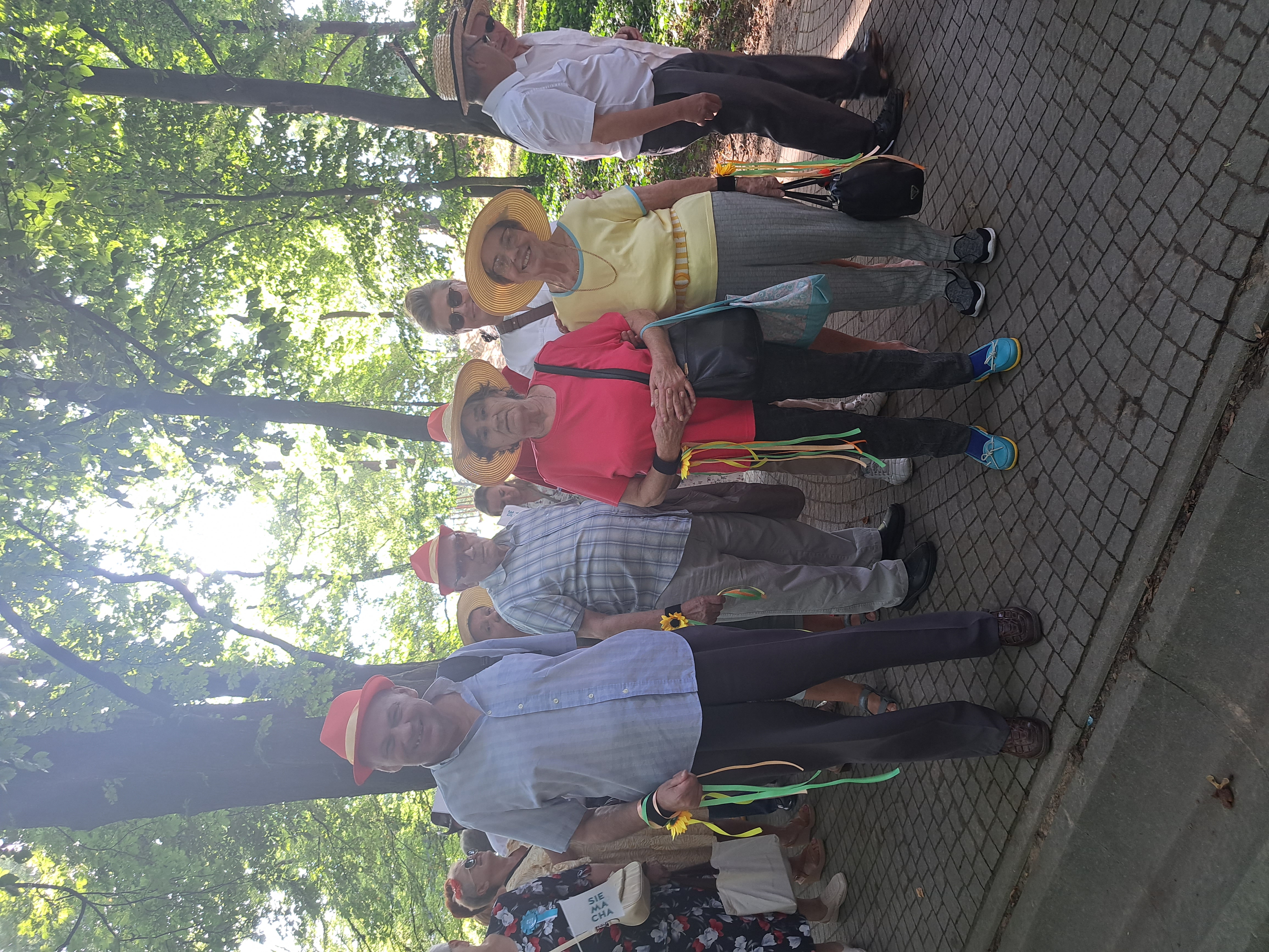 Grupa Seniorów przechadza się alejkami Parku Strzeleckiego
