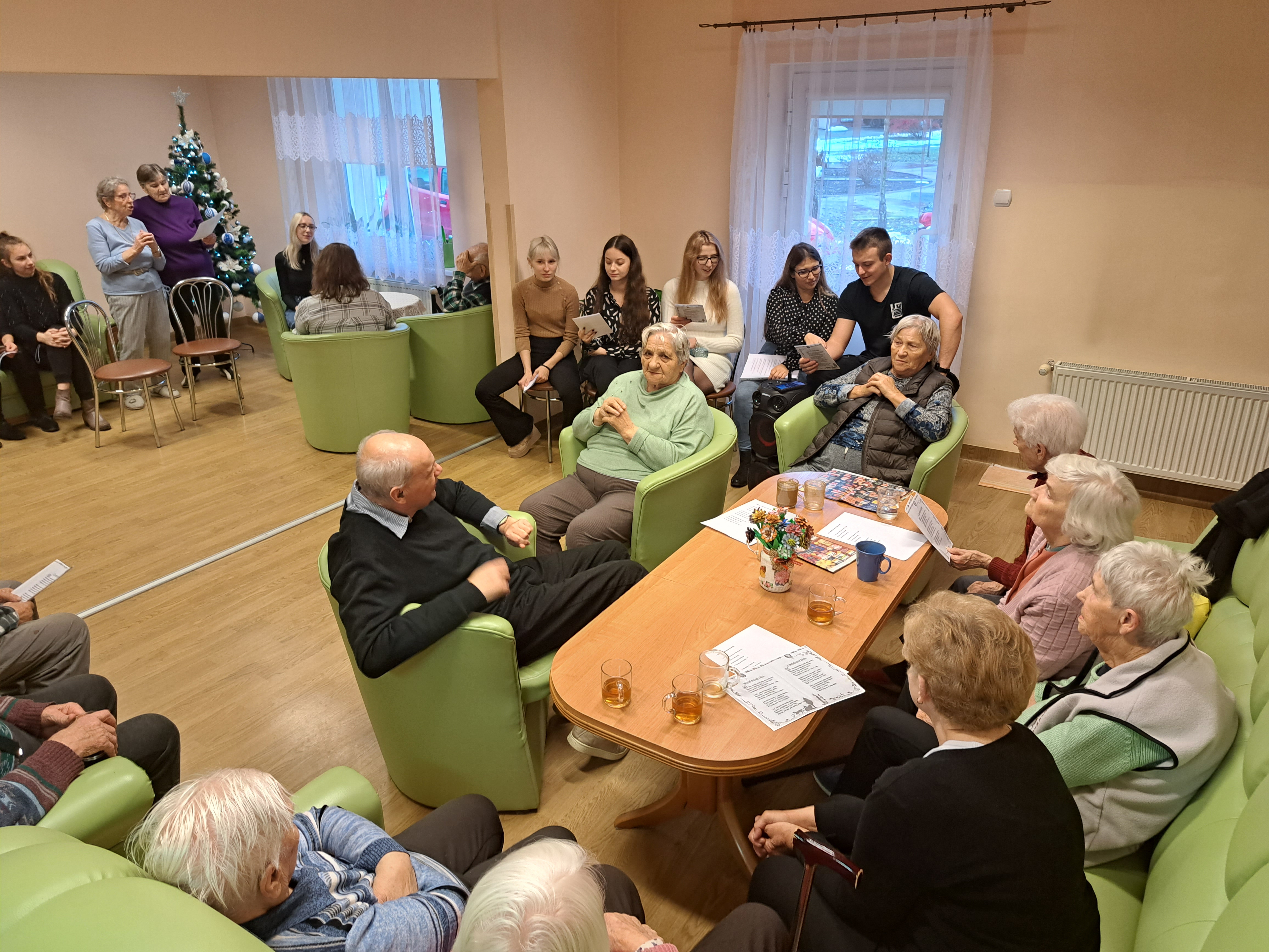 Dwie Seniorki oglądają tablicę edukacyjną