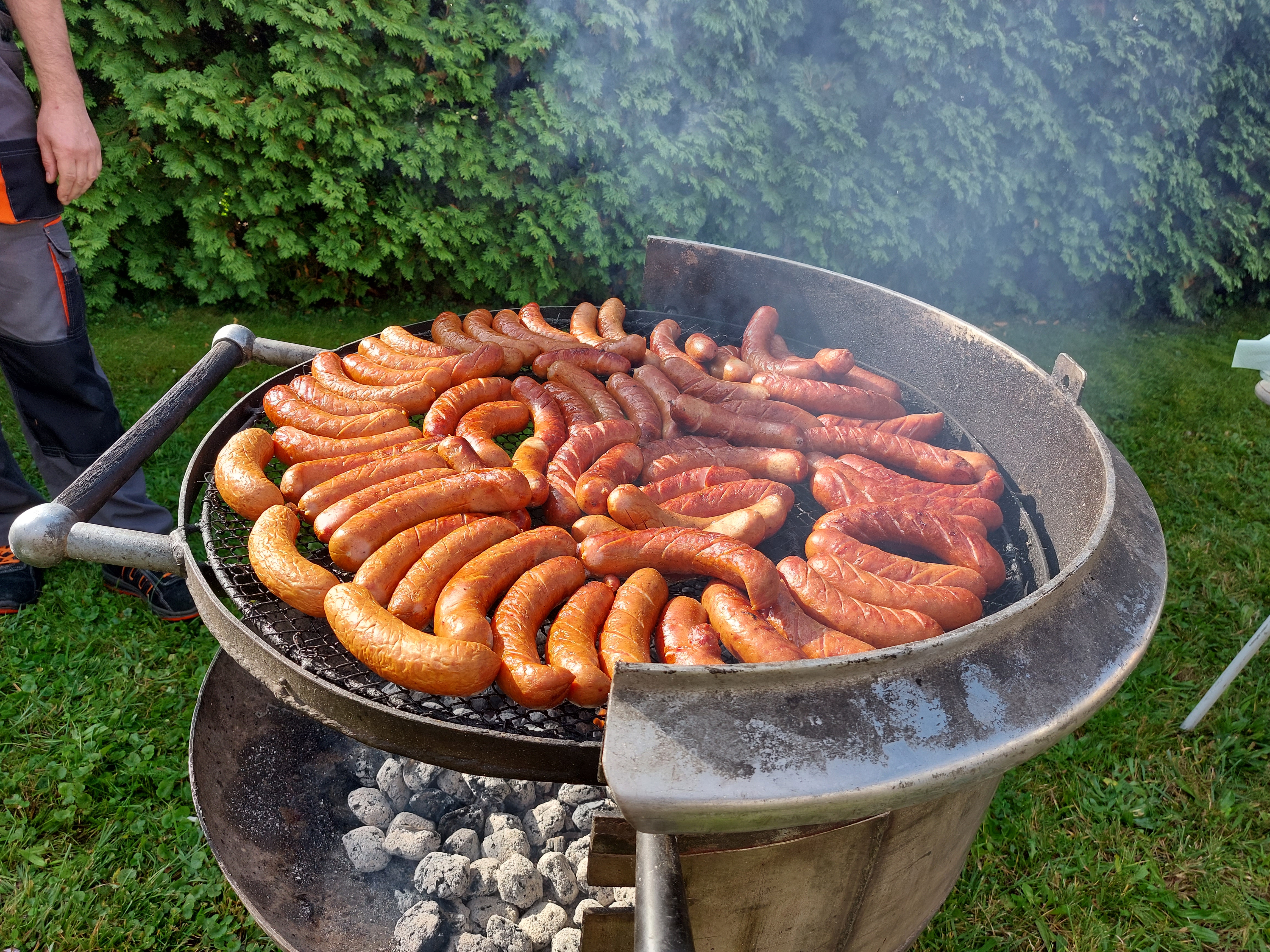 Zdjęcie kiełbasy na grillu