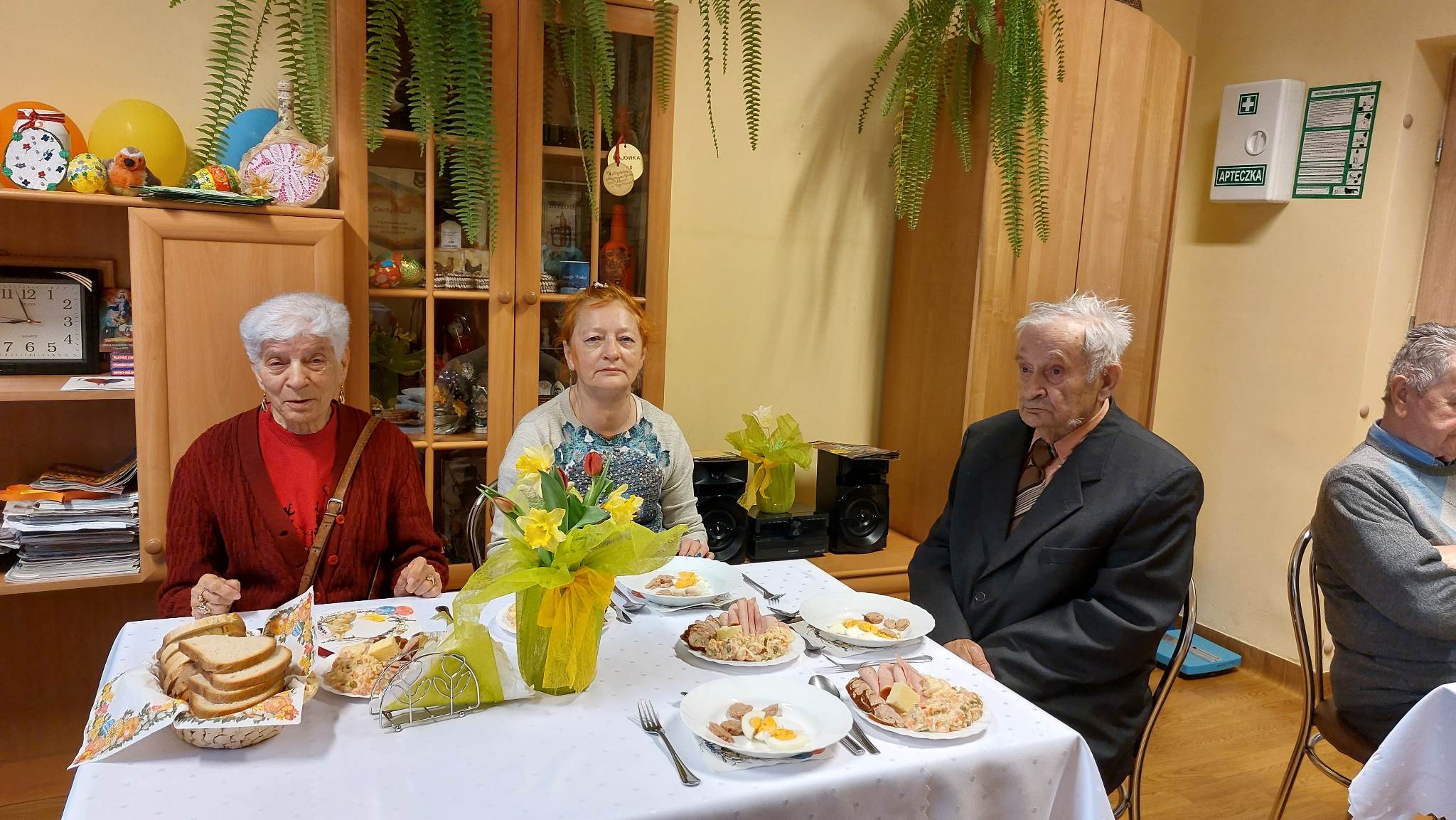 Seniorzy siedzą przy stole, czekają na podanie żurku
