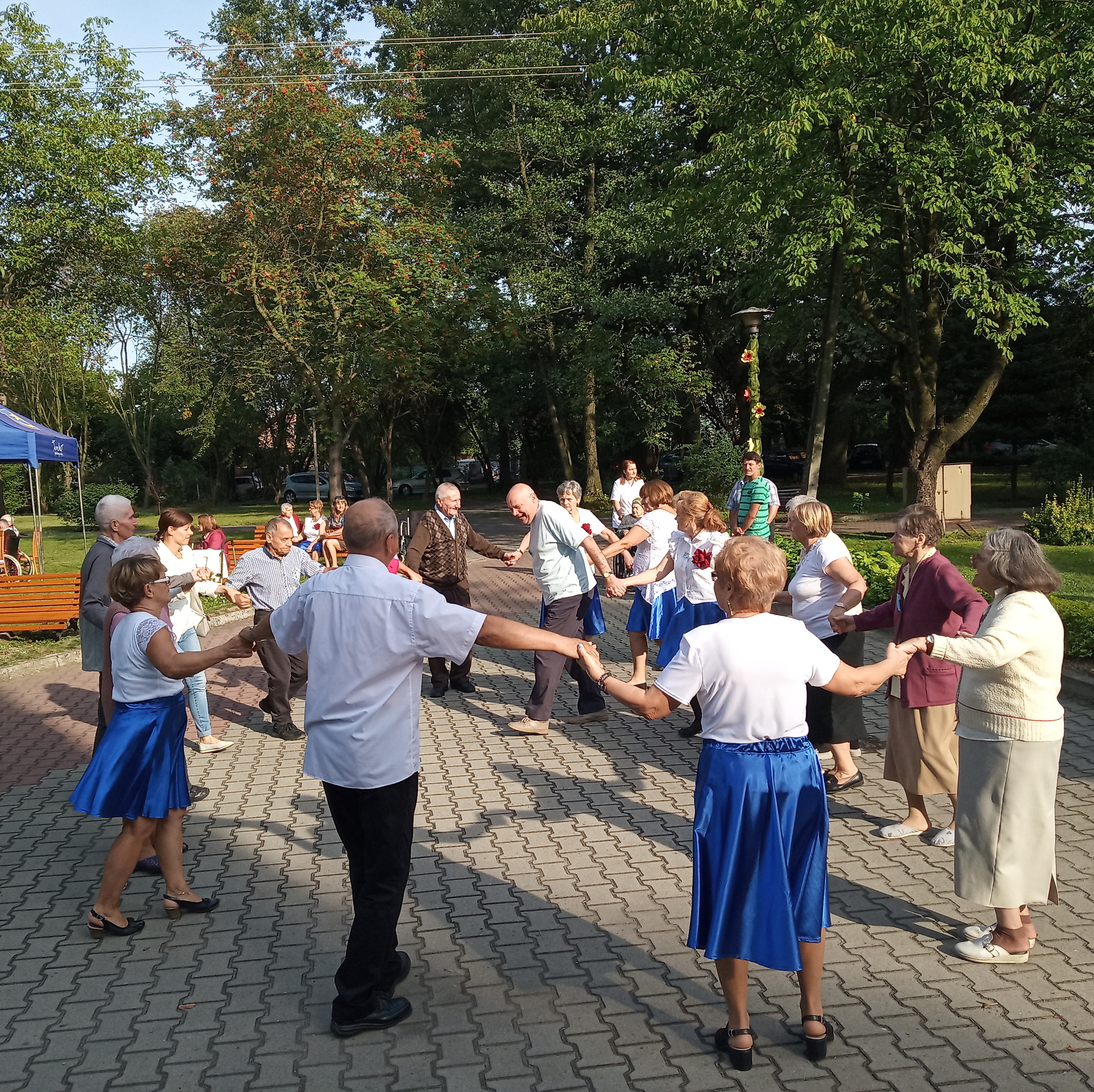 Seniorzy tańczą w kółku