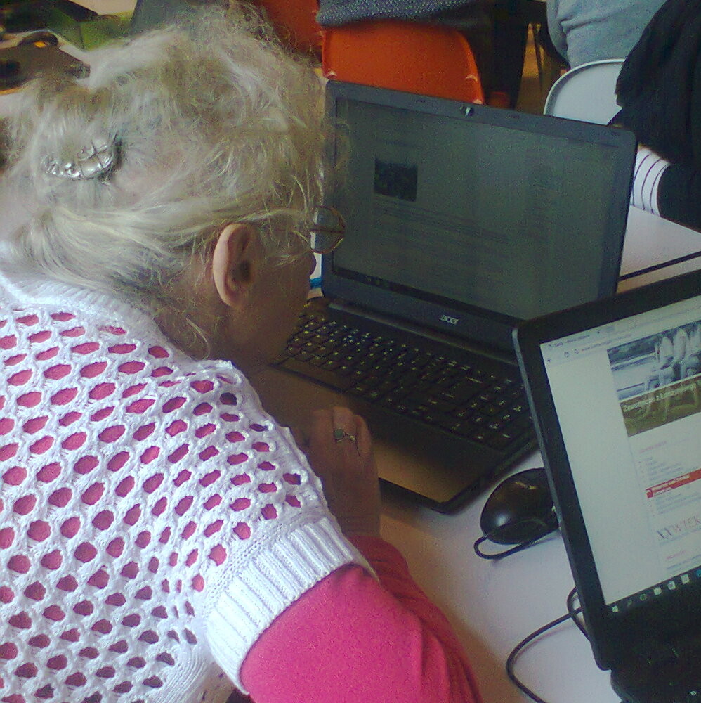Seniorka przy komputerze