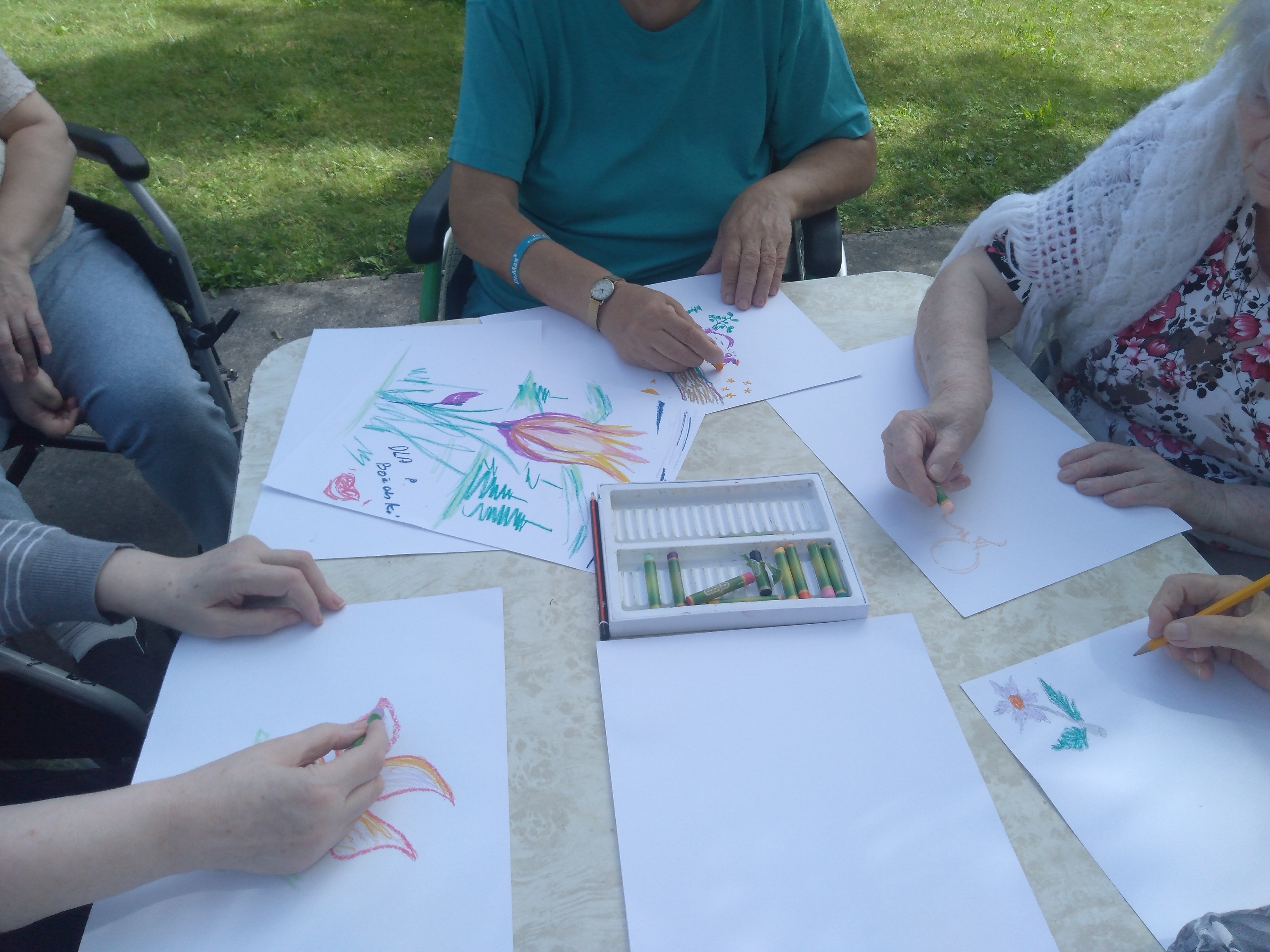 Seniorzy rysują kwiaty