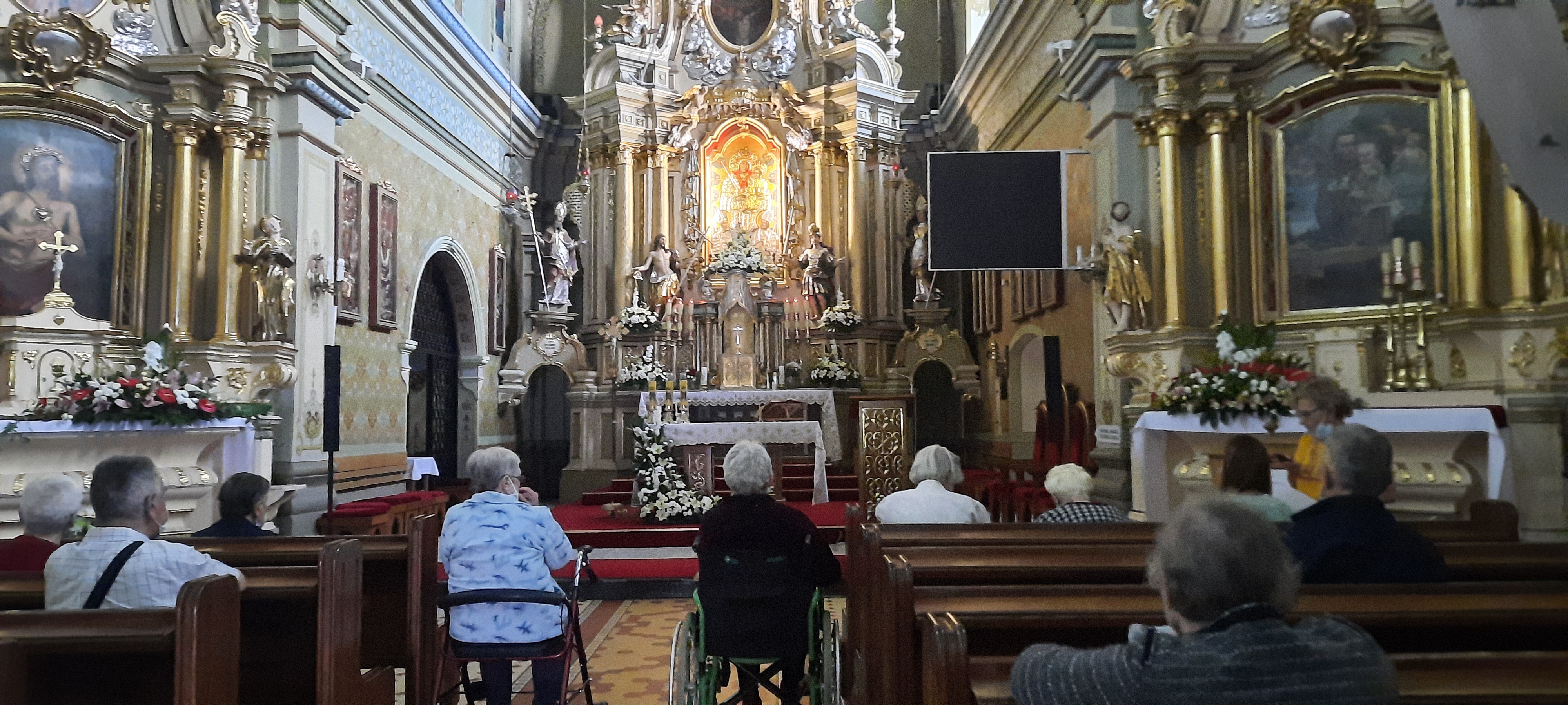 Seniorzy przed ołtarzem w kościele