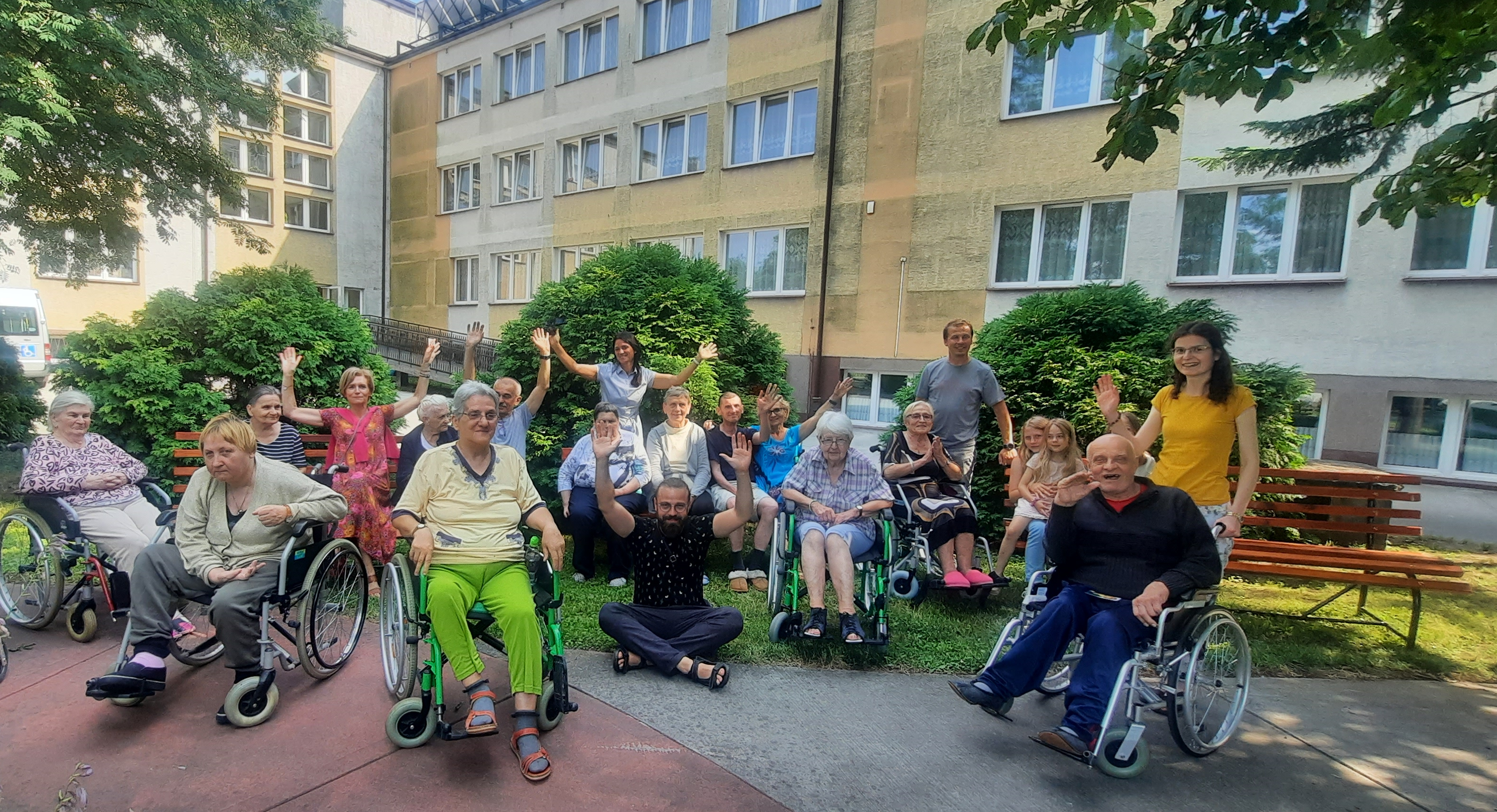 Grupowe zdjęcie seniorów i wolontariuszy