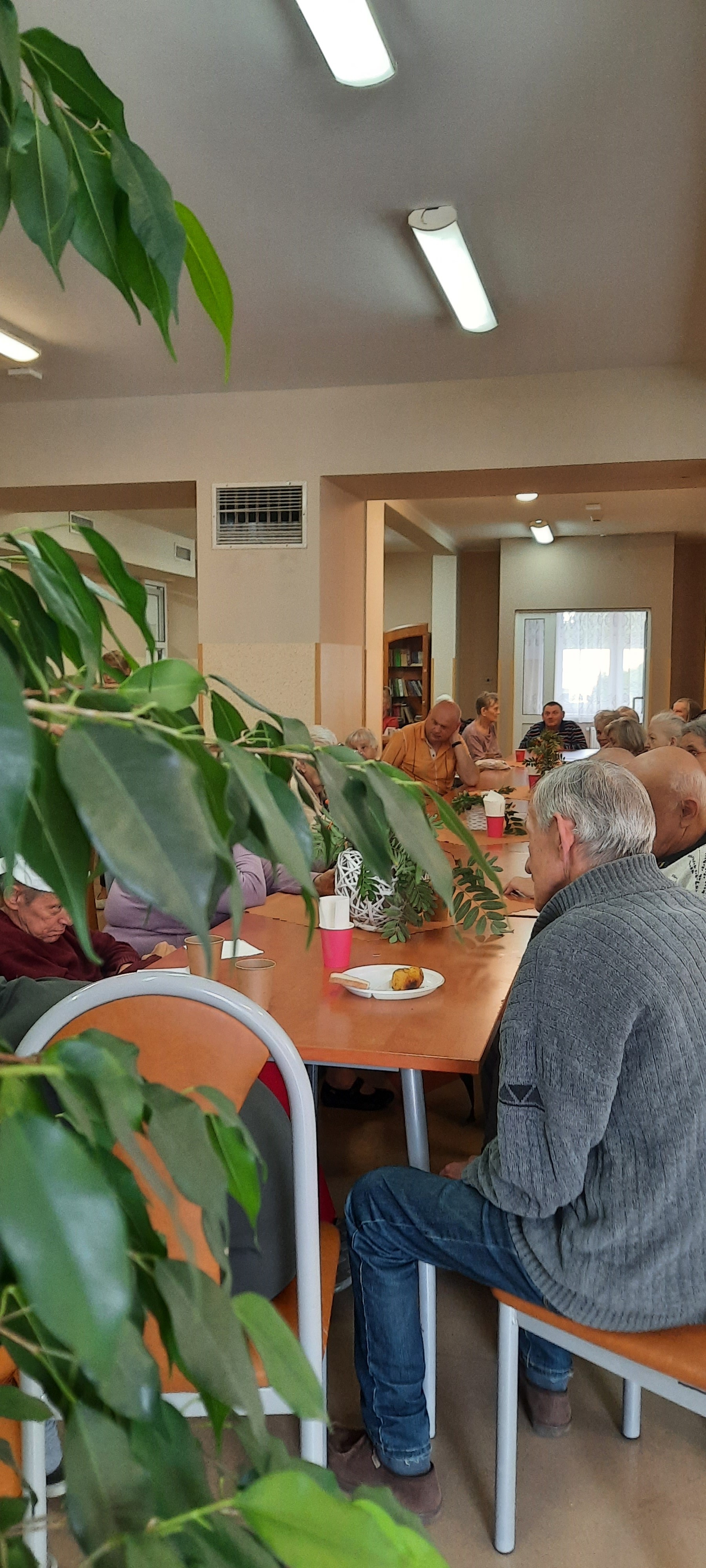 Senior pozuje z średniowieczną gilotyną