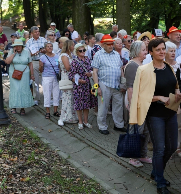 Grupa Seniorów idzie przez Park Strzelecki