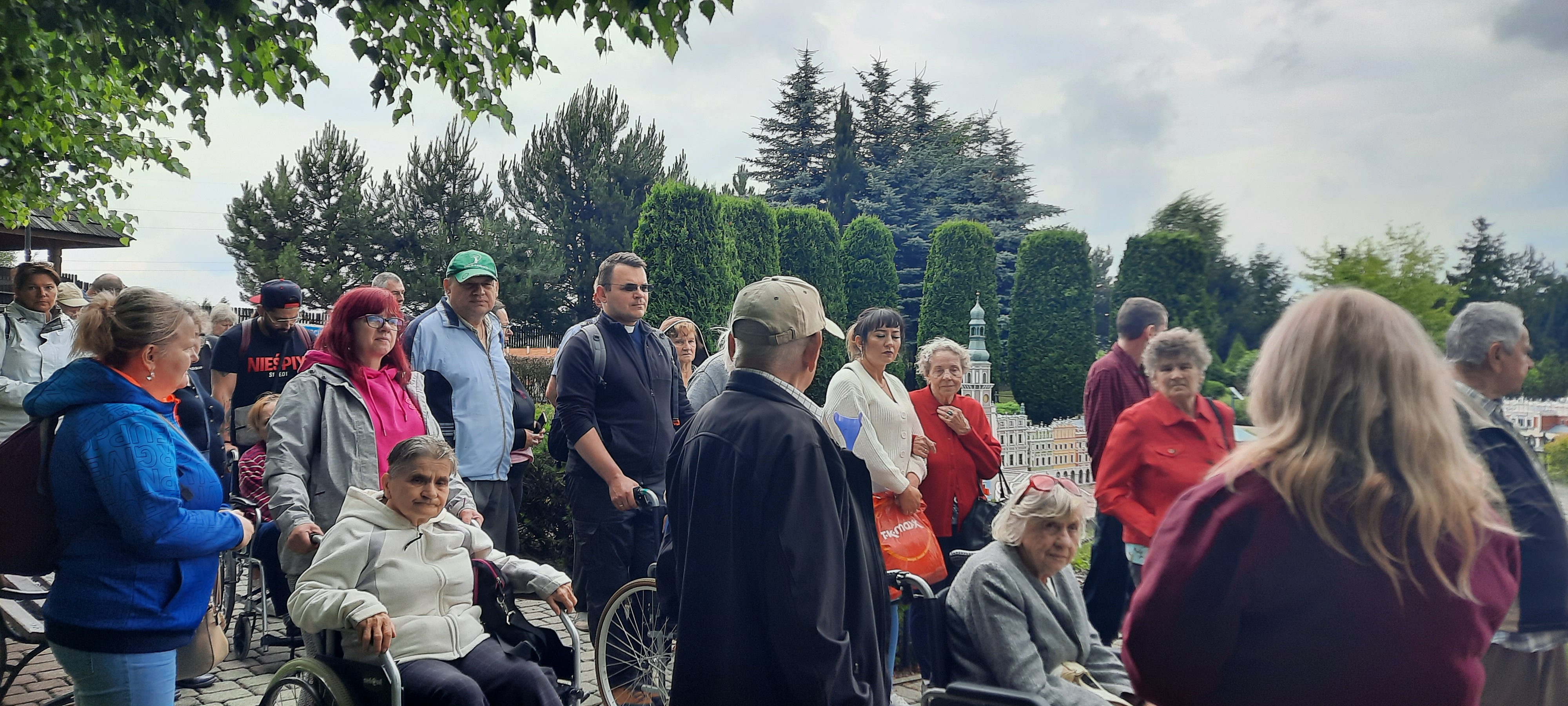 Zdjęcie Seniorów wraz z pracownikami DPS, poruszających się po Parku Miniatur