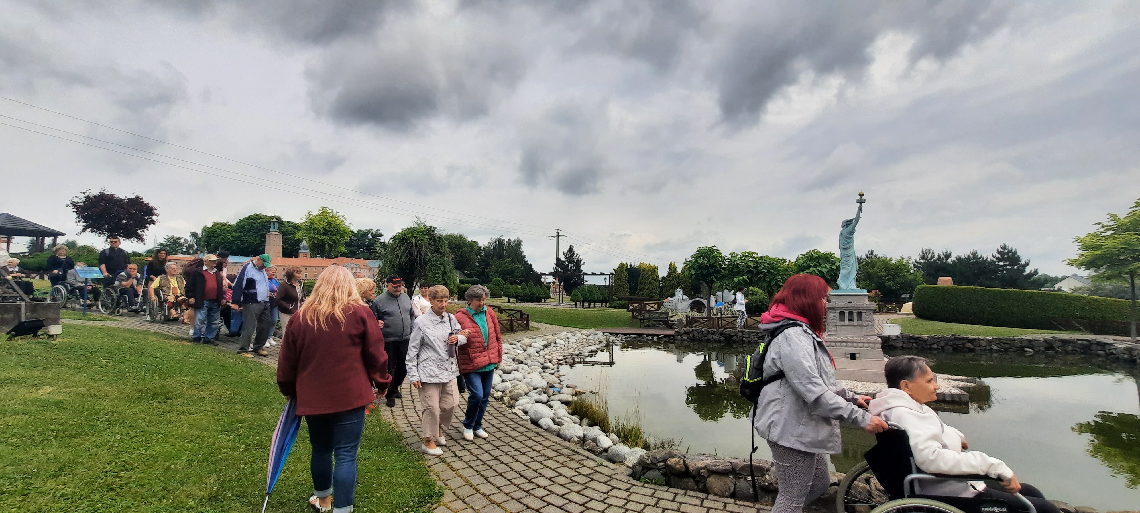 Wycieczka przechodzi koło miniaturowej Statuły Wolności