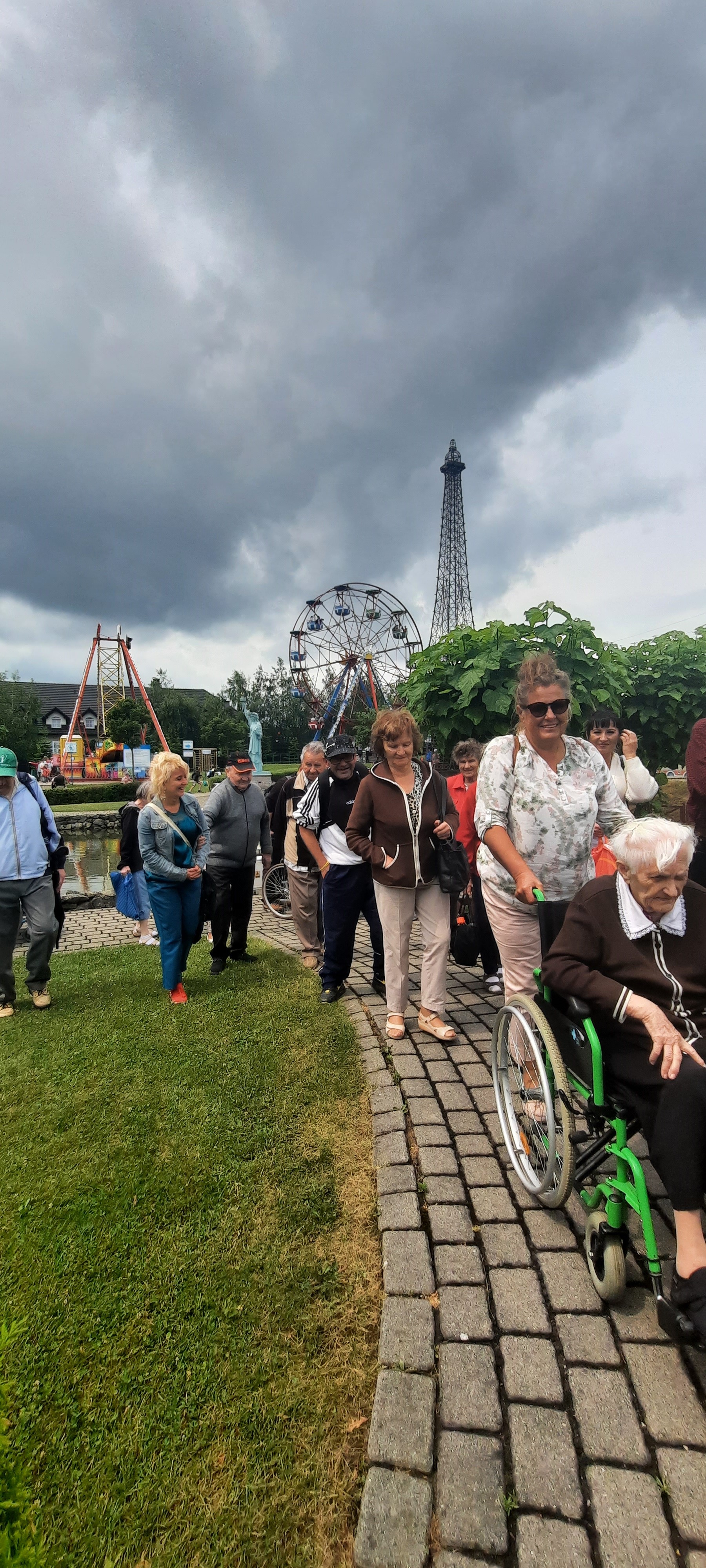 Wycieczka podąża kolejną ścieżką po Parku Miniatur 