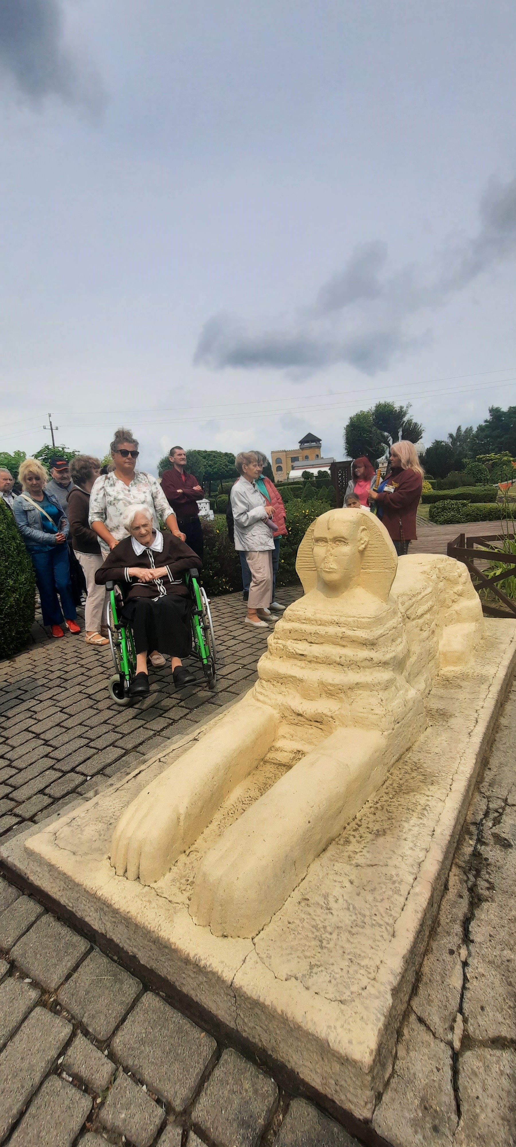 Seniorka wraz z Dyrektor DPS podziwiają miniaturową rzeźbę Sfinksa