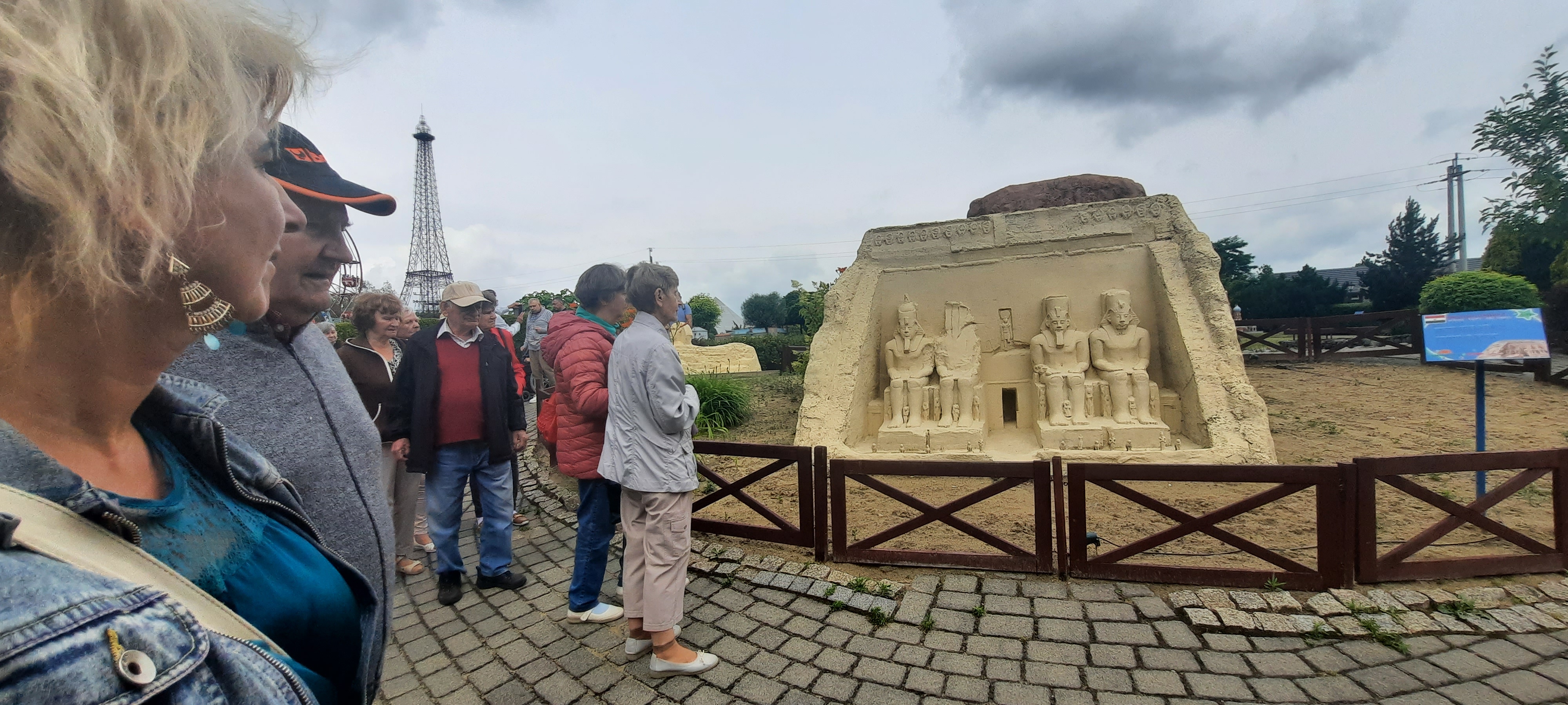Wycieczka podziwia miniaturową rzeźbę wejścia do Doliny Króli w Egipcie