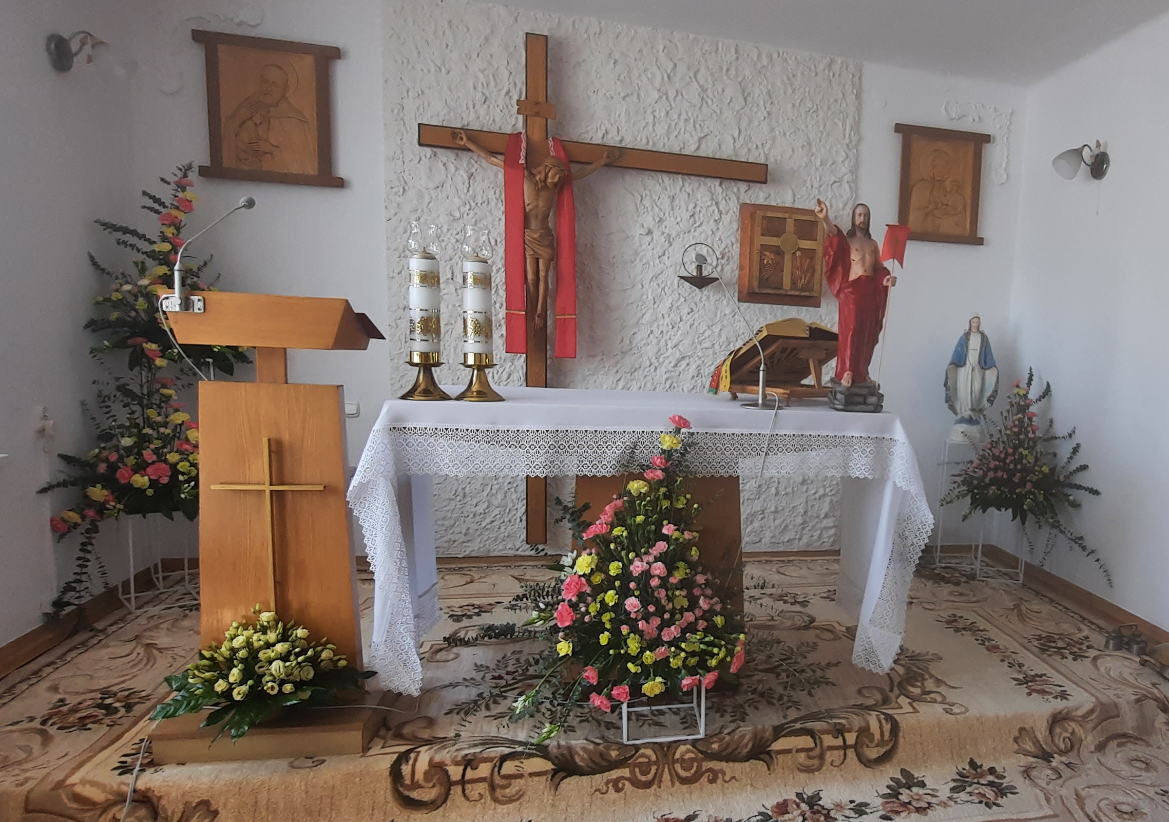 Zdjęcie przyozdobionego kwiatami ołtarza w kaplicy