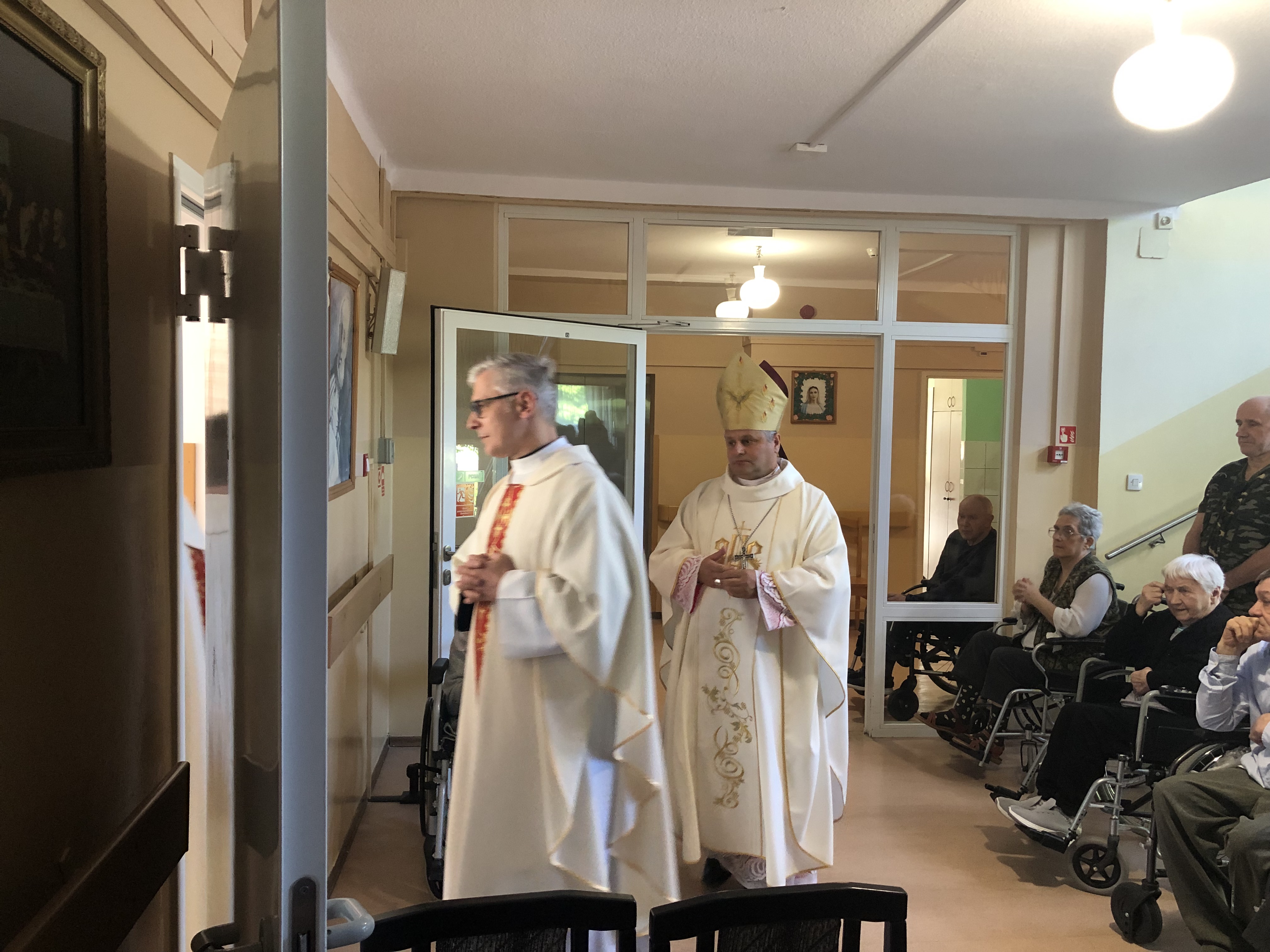 Dwoje kapelanów wchodzi do kaplicy