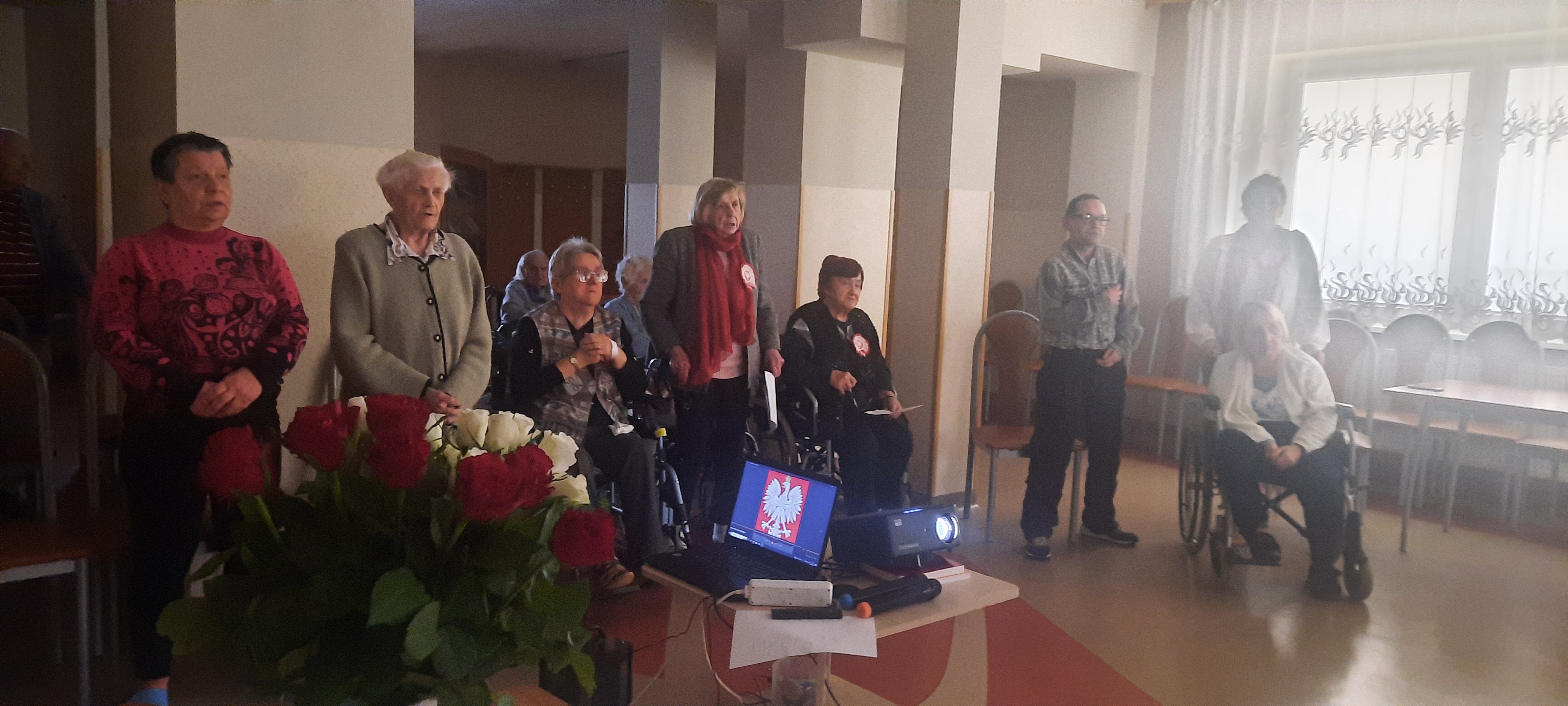 Grupa Seniorów odśpiewuje hymn Polski