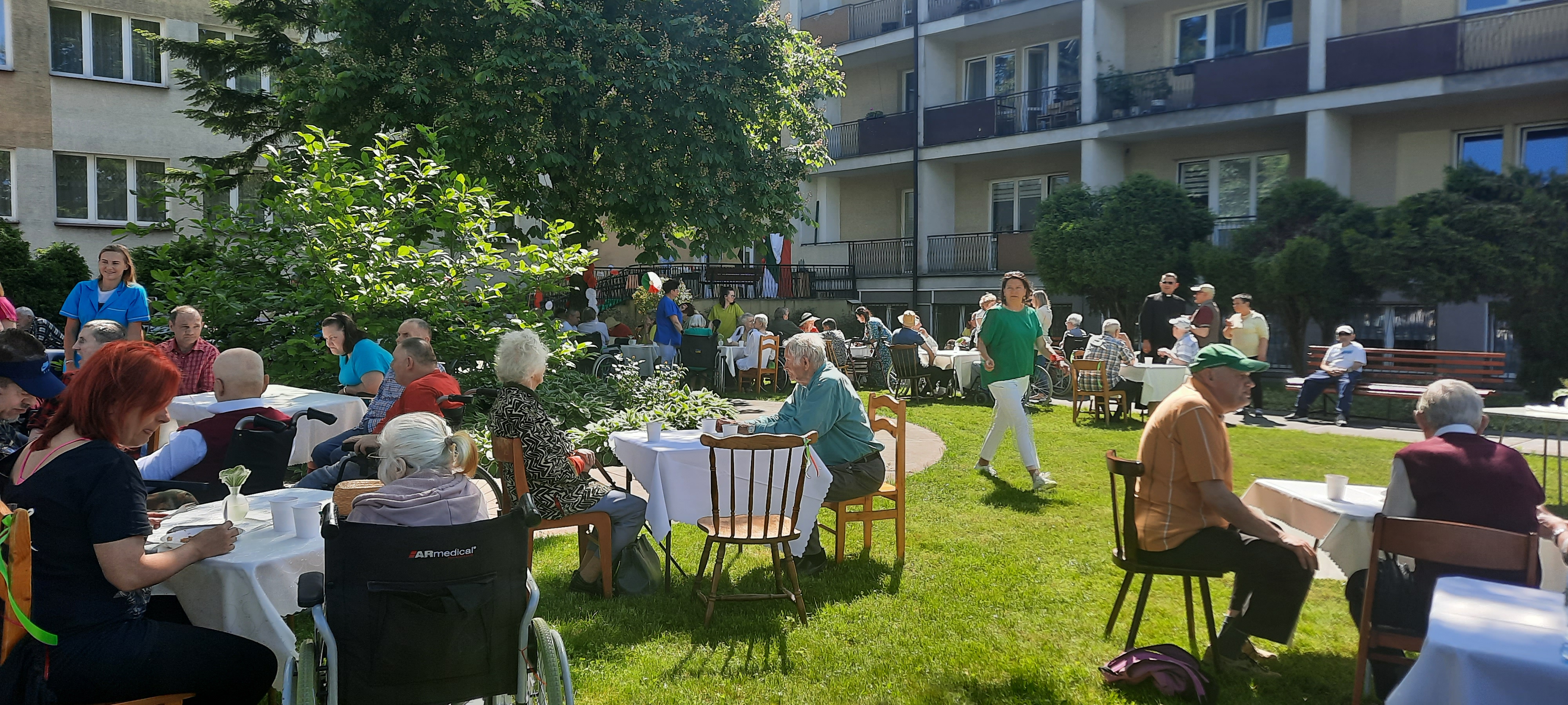 Zdjęcie poglądowe na całe wydarzenie, Seniorzy siedzą przy stołach