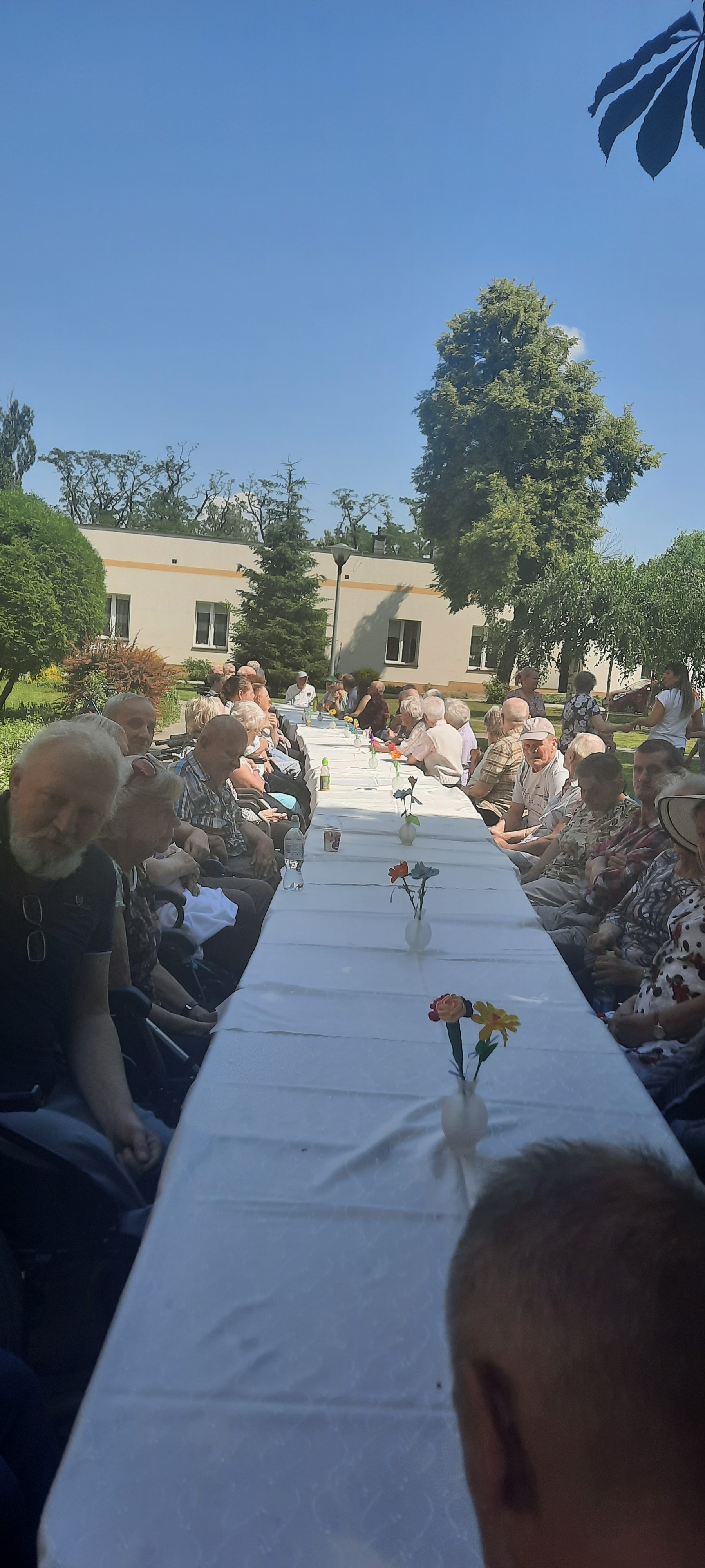 Pionowe ujęcie na Seniorów siedzących przy stole