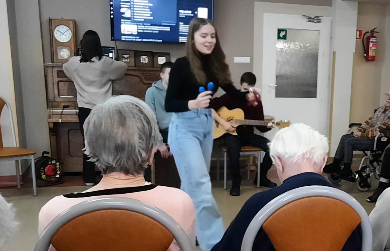 Nastolatka prowadzi grę Bingo dla Seniorów