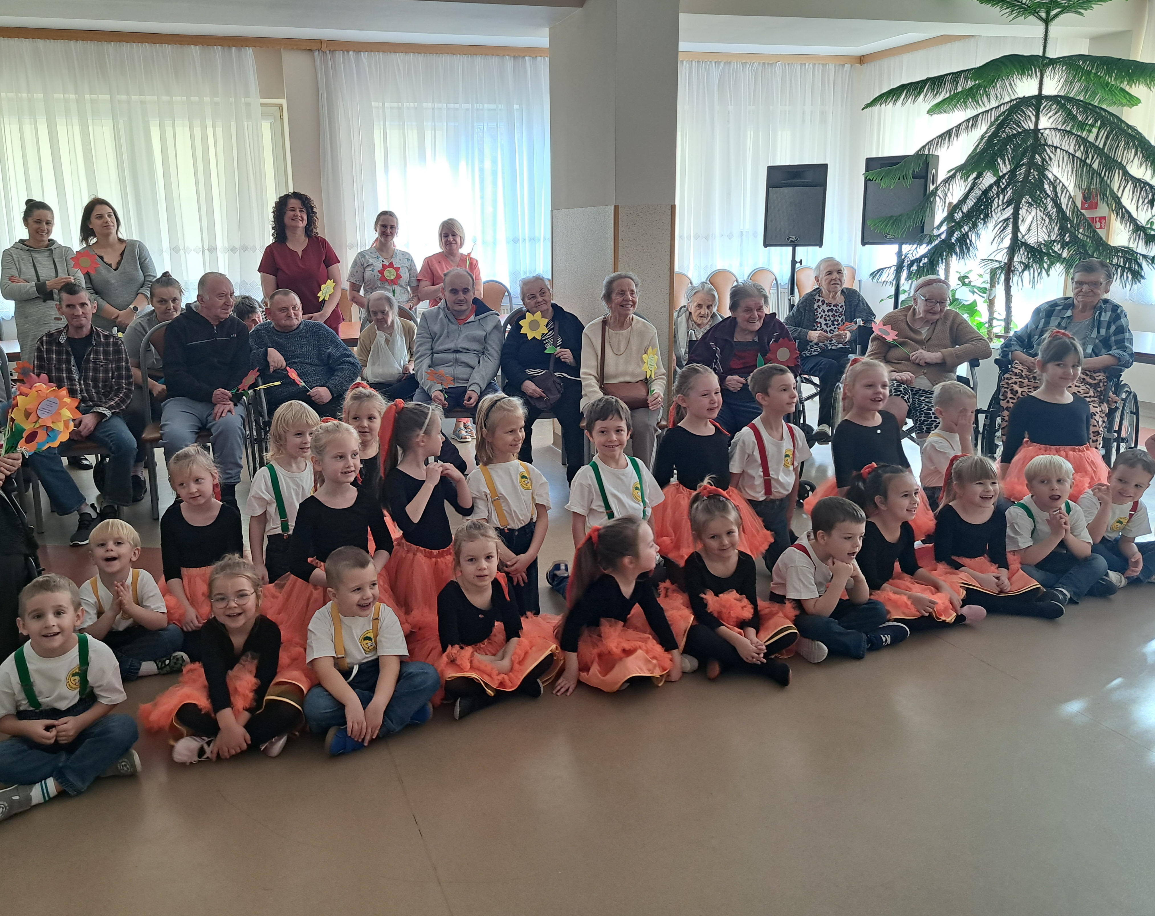 Pamiątkowe grupowe zdjęcie Seniorów oraz dzieci